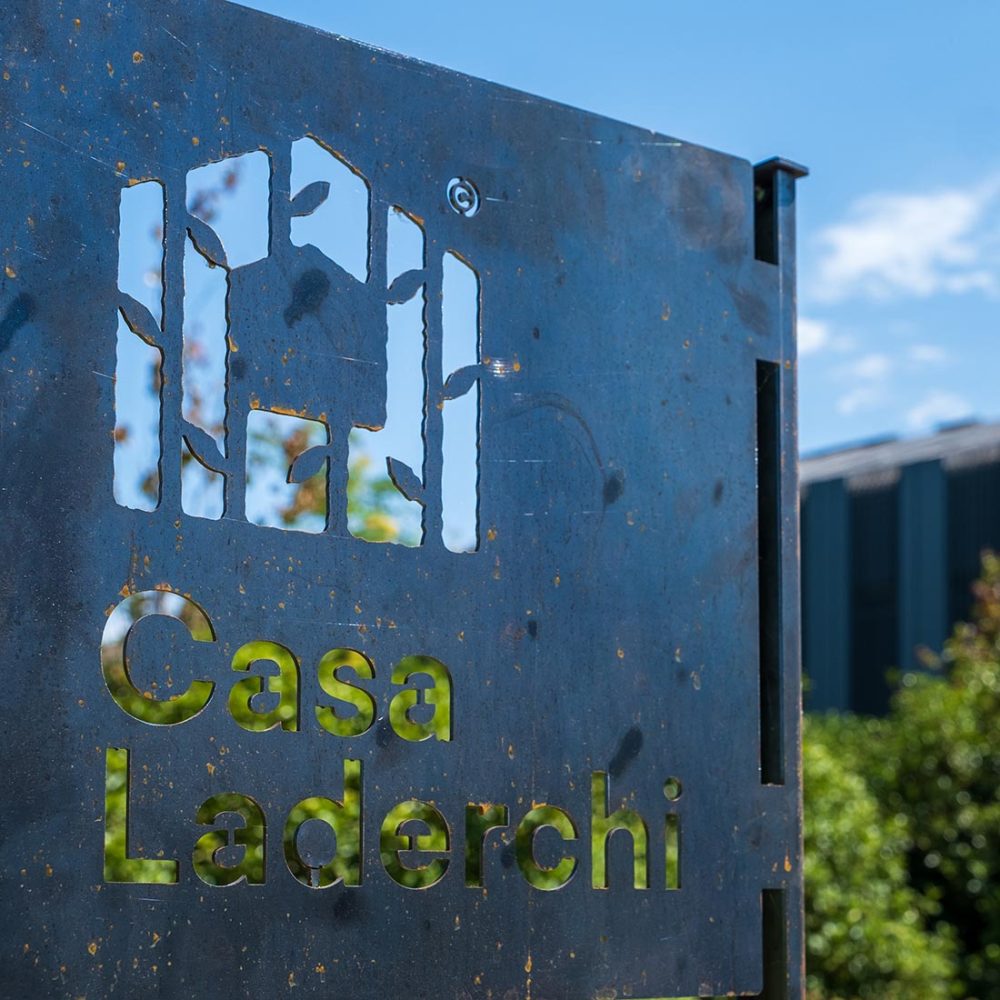 Casa_Laderchi_R&B_esterni_insegna
